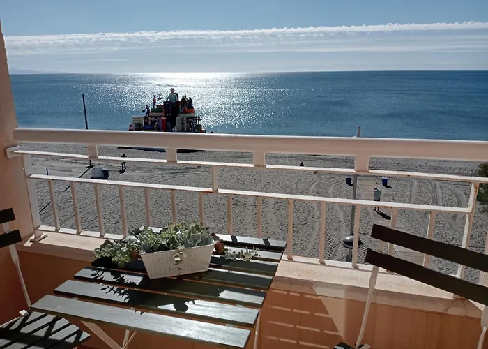 Primera Linea De Playa A 10 Min Estepona